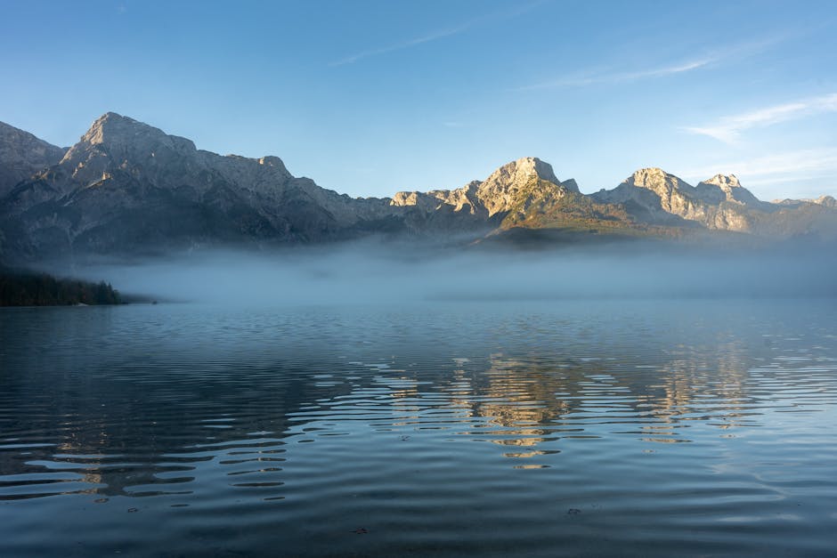 Innere Balance Zitate – ruhiger Bergsee im Morgennebel